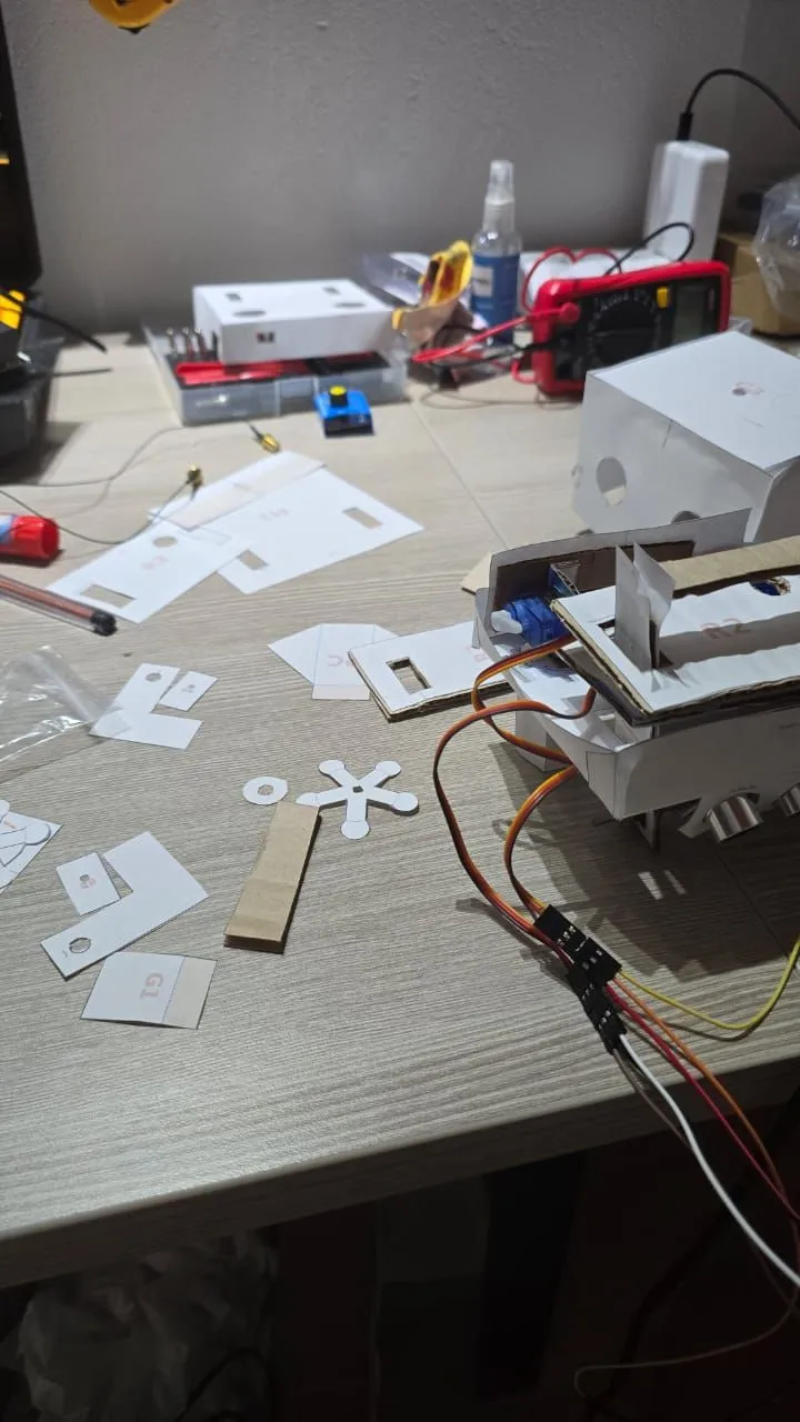 Mesa desordenada que el robot está aprendiendo a recoger