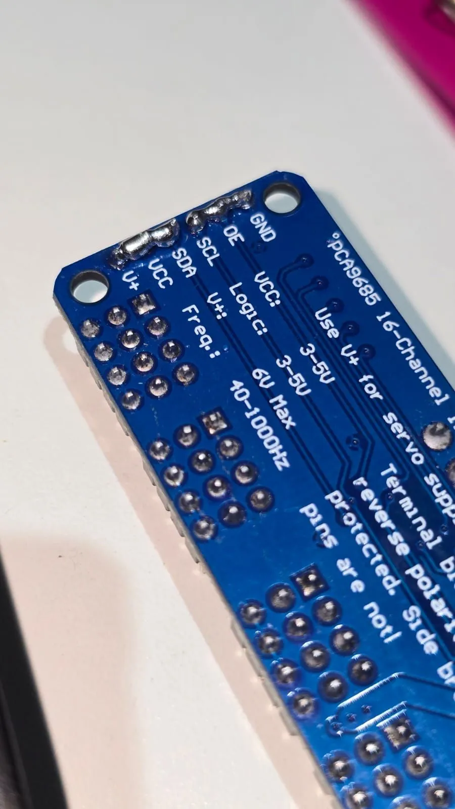 Placa controladora PCA9685 de 16 canales PWM cableada a los servos